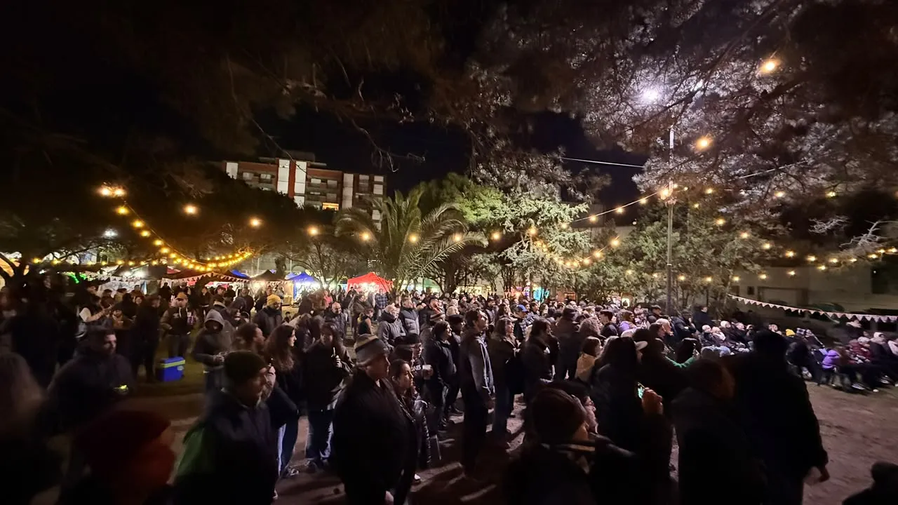 El Festival de Invierno llenó de música y turismo la Plaza Almirante Brown en San Clemente del Tuyú 